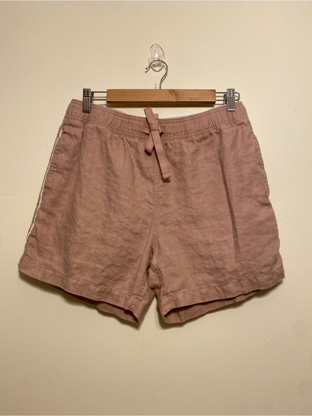 Venroy Drawstring Linen Shorts in Dusty Rose. Size L